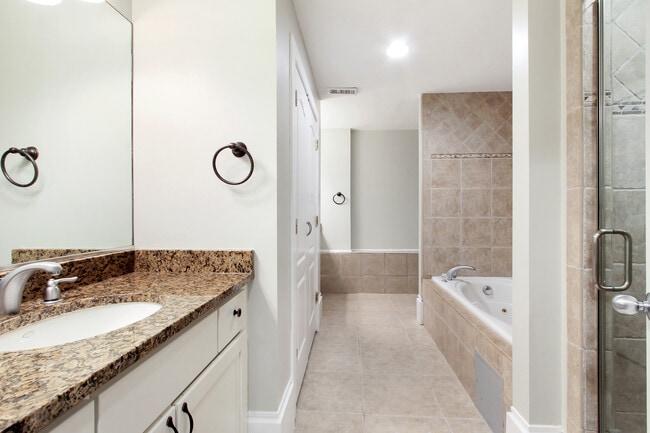 Building Photo - 836 Park Ave