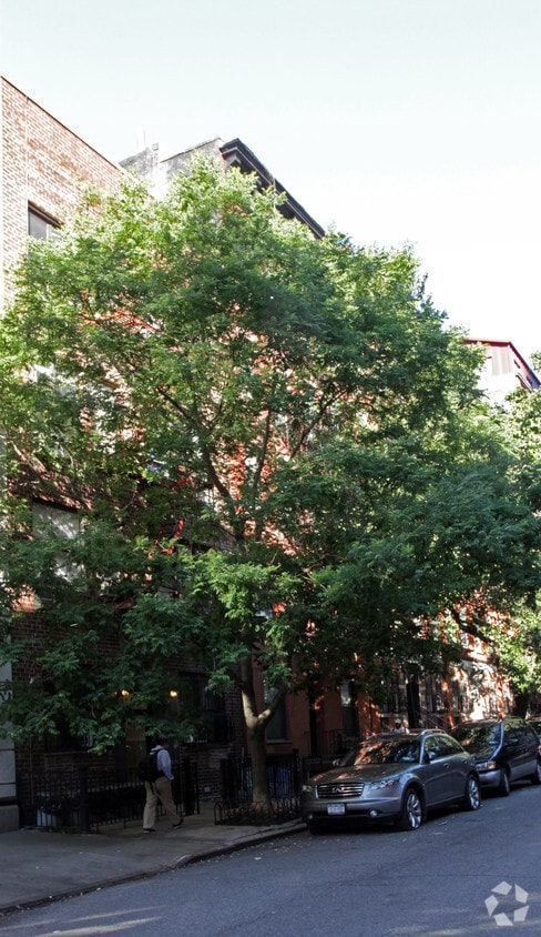 Primary Photo - 334 E 82nd St