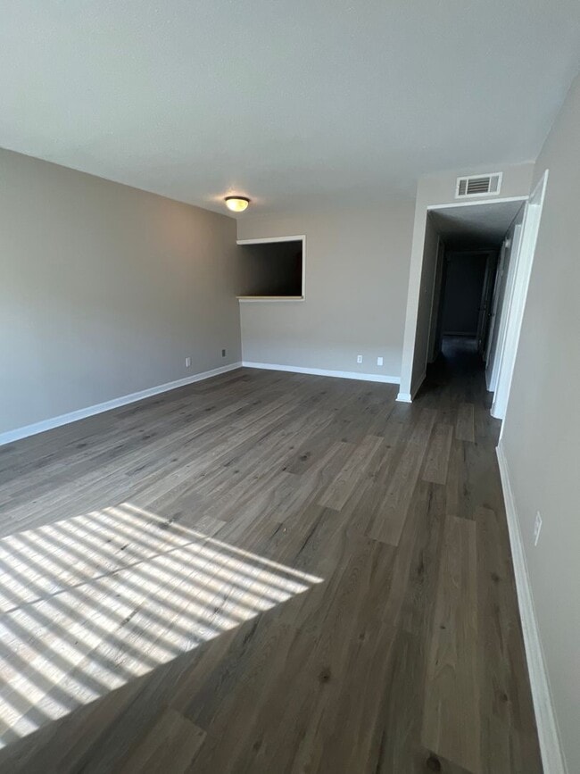 Building Photo - Newly Renovated 2B\1B Apartment Available in Lake Charles