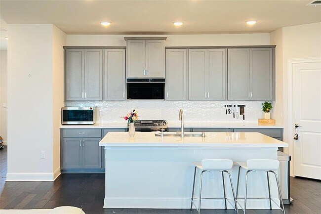Foto del edificio - 15601 Ellinger Dr