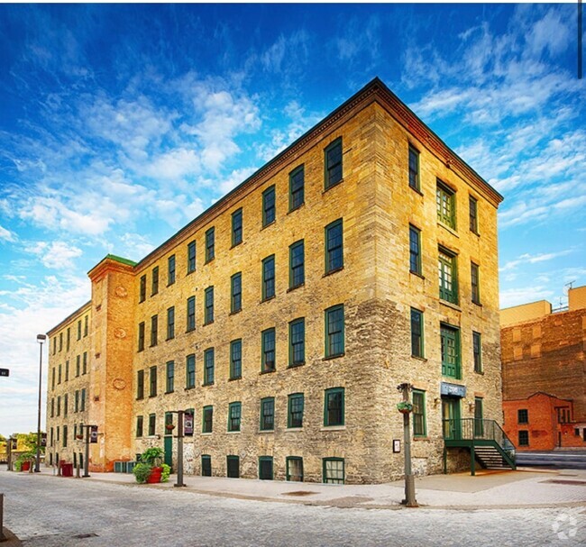 Building Photo - Parazin Lofts