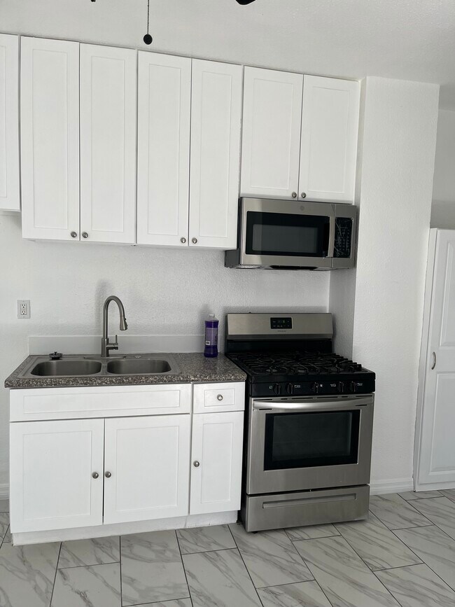 Foto del edificio - 618 W 9th St