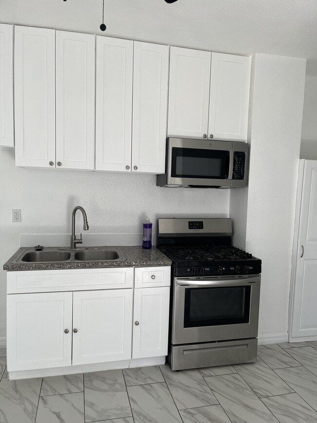 Building Photo - 618 W 9th St