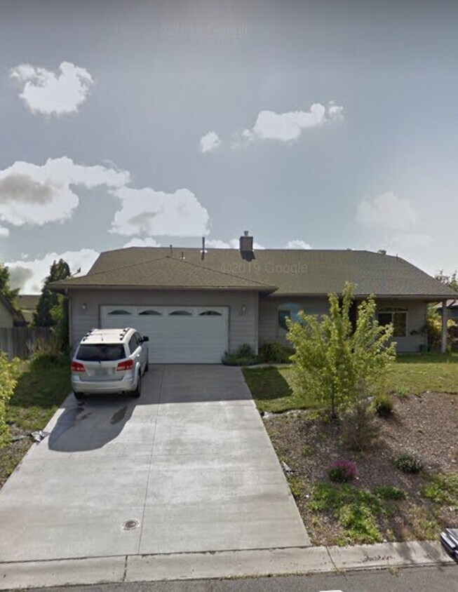 2611 Chantal Ave, Klamath Falls, OR 97601 House Rental in Klamath