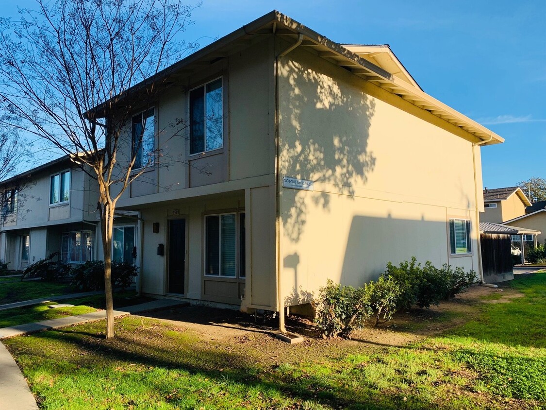 Primary Photo - Remodeled 4 bedroom end unit townhouse