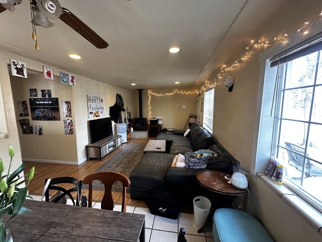 Building Photo - "Charming 4-Bed, 2-Bath Home in Denver's Vibrant Neighborhood!"