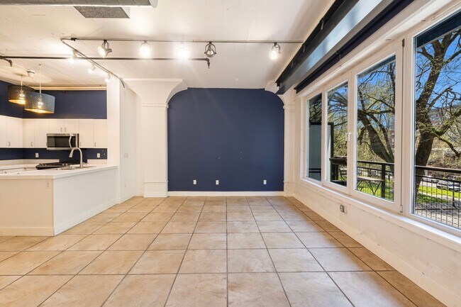 Foto del edificio - North Park Lofts - Historic Pearl District Warehouse Studio w/parking/most utilities/private balc...