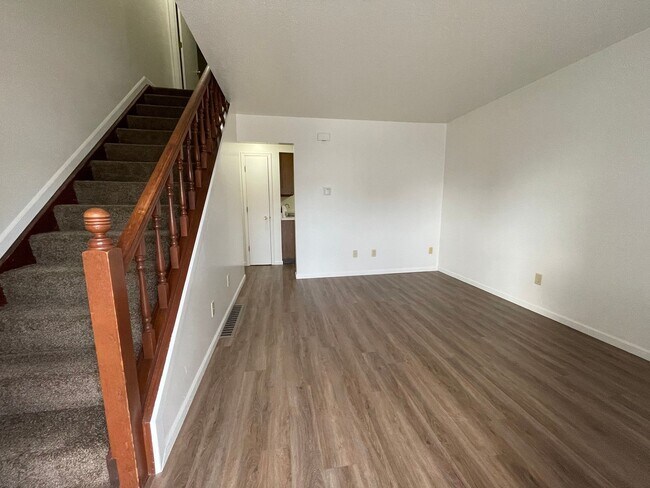 Foto del edificio - 521-F S Silverwood Lane