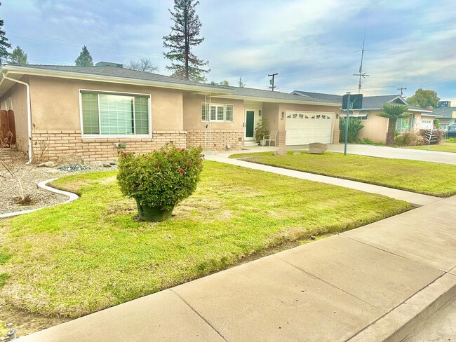 Building Photo - Stunning Reedley 3/3 with Pool