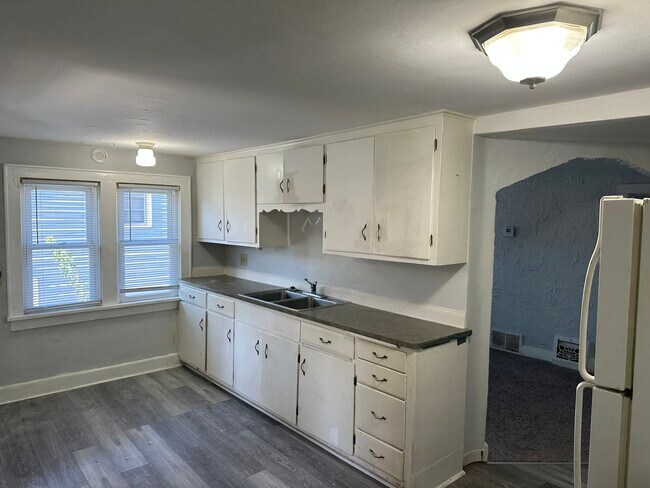 Kit - 8809 W Becher St