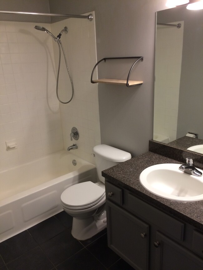 Foto del edificio - 5850 Forest View Rd