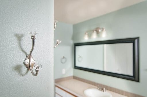 Building Photo - Remodeled 2 Bed 1 Bath! Close to freeway, ...