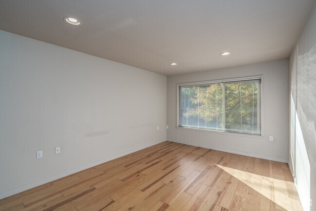 1BR, 1BA - 650SF - Living Room - Handel