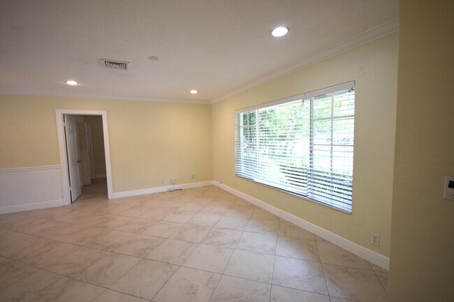 Foto del edificio - 2706 SW 8th St