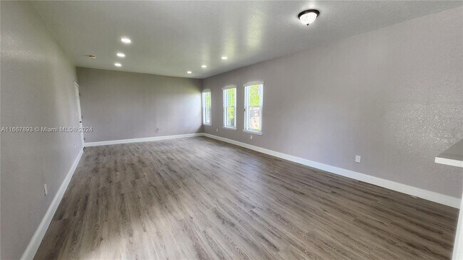 Foto del edificio - 17555 NW 29th Ct