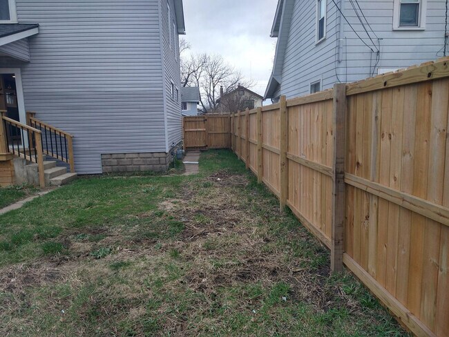 Foto del edificio - 587 S Ogden Ave