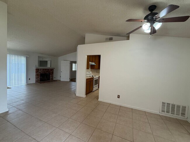 Foto del edificio - Hesperia Home, 3 Bedroom's, 2 Bathrooms, New paint, New Carpet,