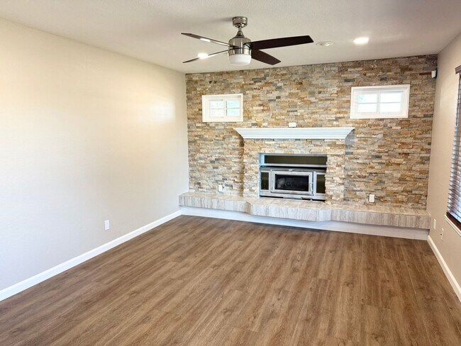 Foto del edificio - Perfect Shape Remodeled Single Family Home...