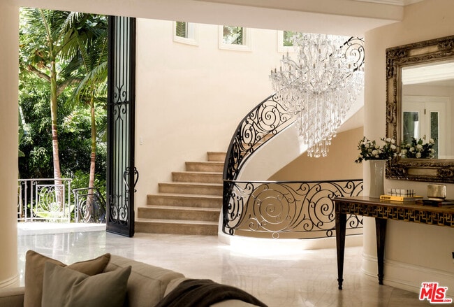 Foto del edificio - 1350 Benedict Canyon Drive