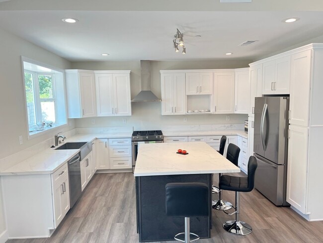 Foto del edificio - Remodeled North Tustin 4 Bed 3 Bath Ranch Home with Solar!