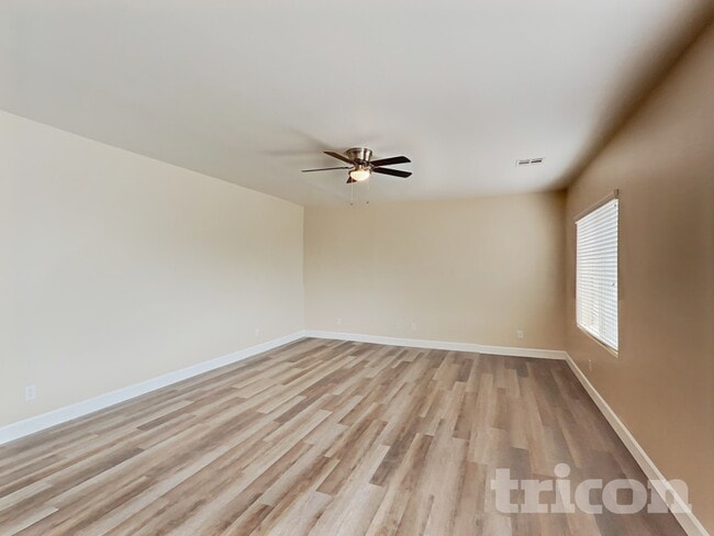 Foto del edificio - 6950 Diver Ave