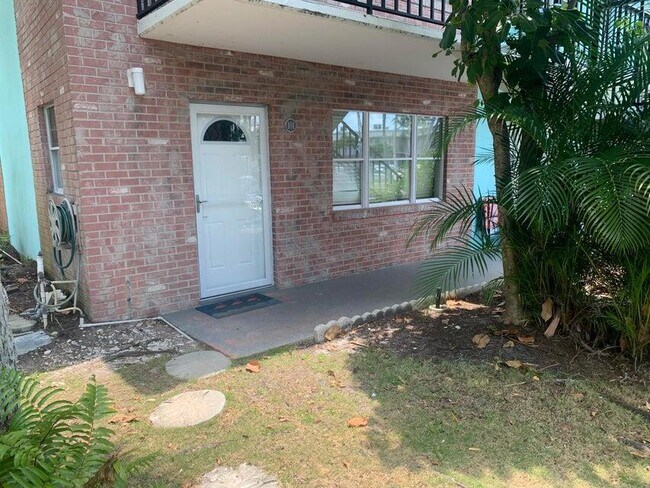 Building Photo - 1200 Colonnades Dr
