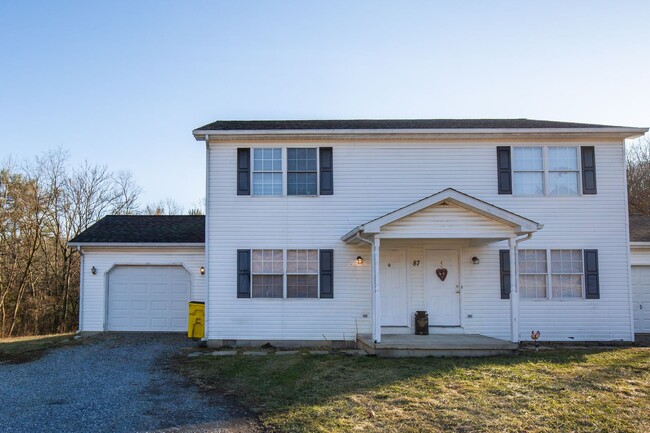 Building Photo - 2 Bedroom/1.5 Bath Duplex in Martinsburg