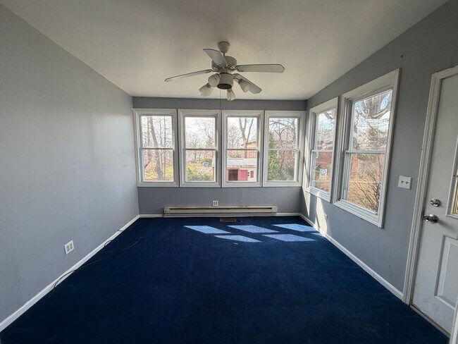 Foto del edificio - Bright Cape w/ Sunroom, Central Air, Big Basement & Backyard Shed