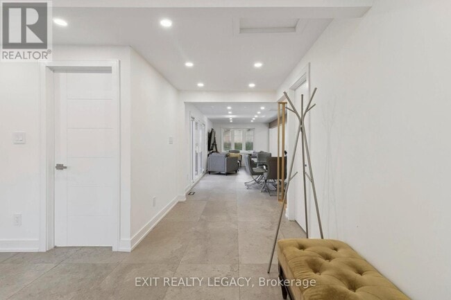 Building Photo - 4 Oak Ct