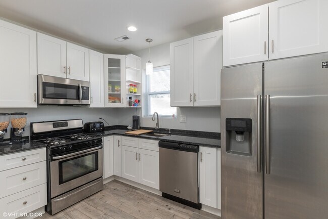 Building Photo - 4327 W Kamerling Ave