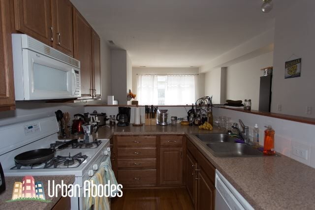 Building Photo - 1426 W Belmont Ave