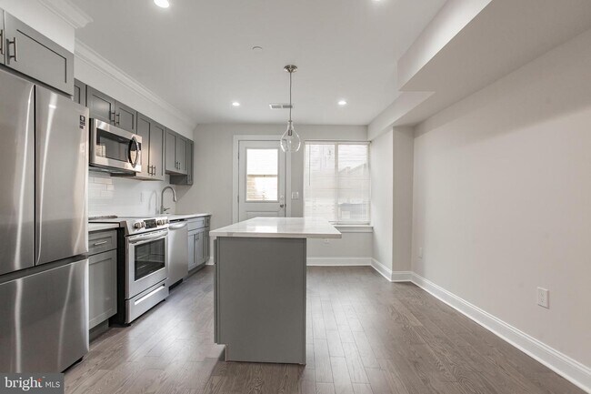 Building Photo - 2446 Frankford Ave