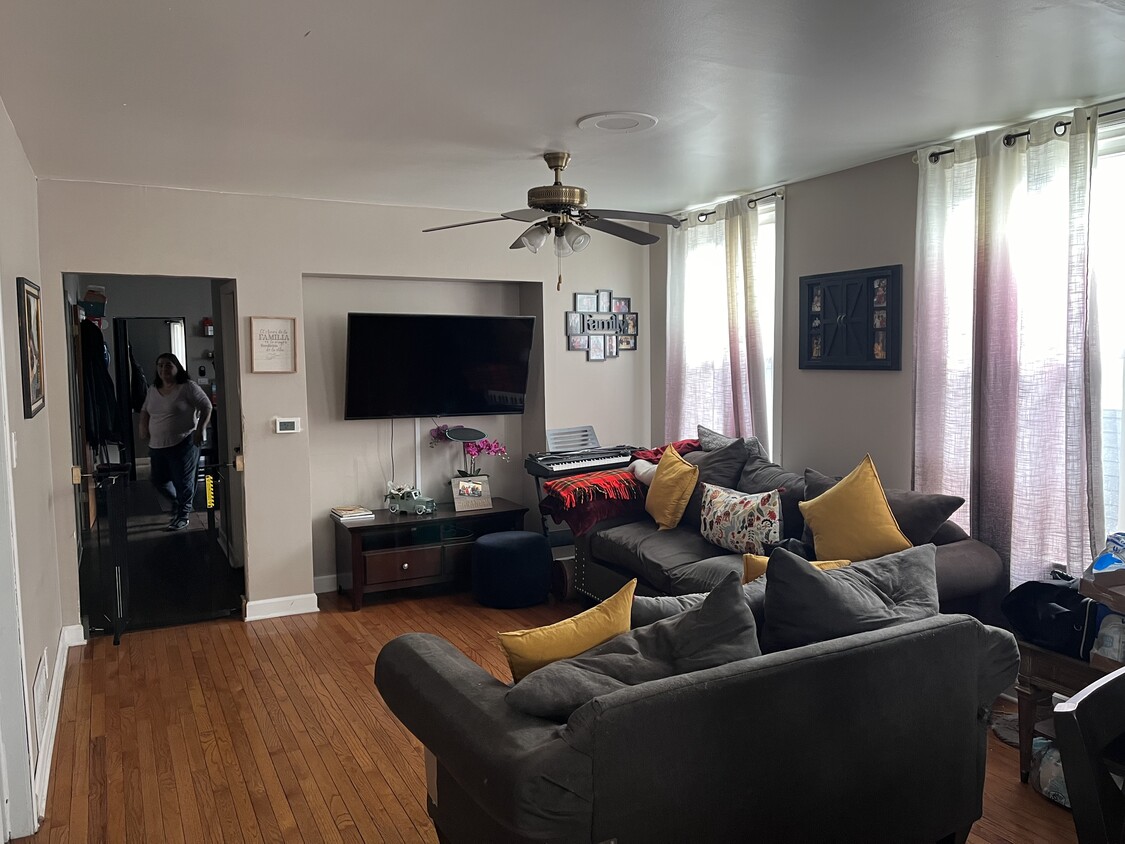 living room - 3631 N Kimball Ave