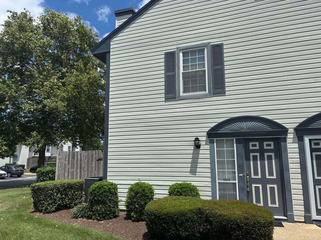 Foto principal - 2 Bedroom, 2.5 Bath Townhome in Virginia B...