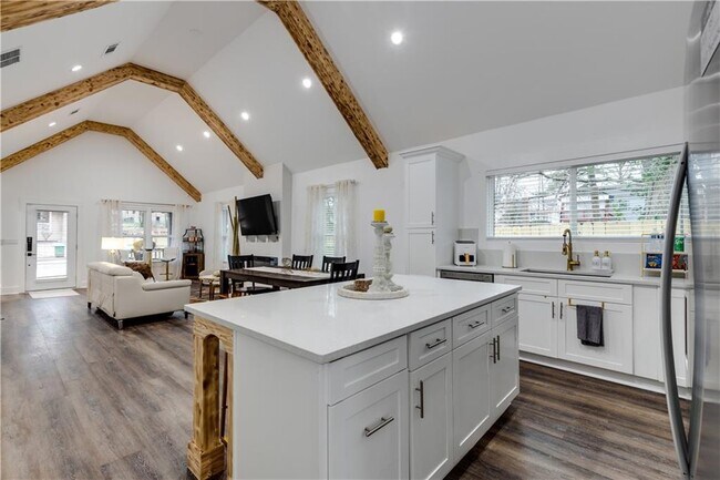 Foto del edificio - 551 Woodrow Ave