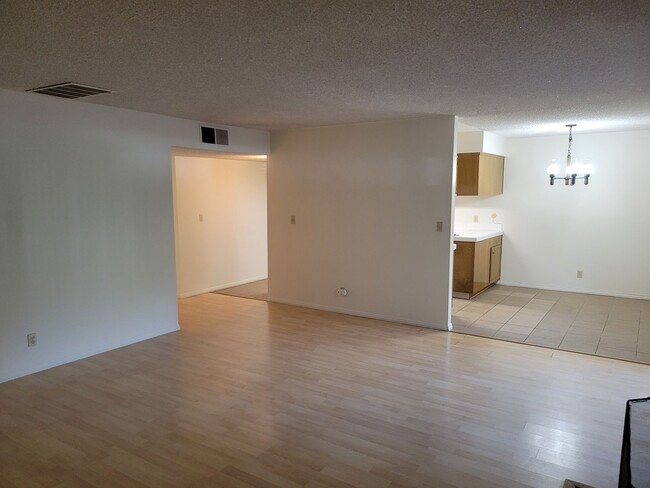 Building Photo - Spacious ground floor condo on Walnut Cree...