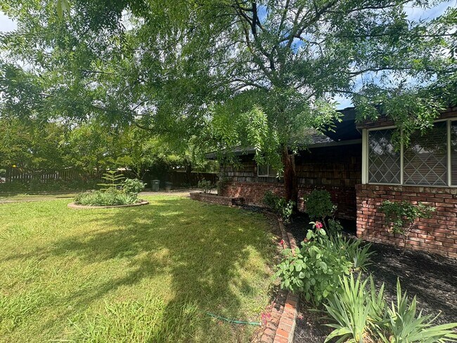 Foto del edificio - IMMEDIATE MOVE IN! Charming Vintage Sacramento 3 Bed / 1.5 Bath Home with Large Private Yard