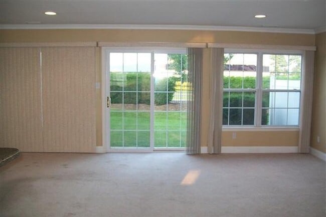 Building Photo - Beautiful 3 Bedroom Townhouse