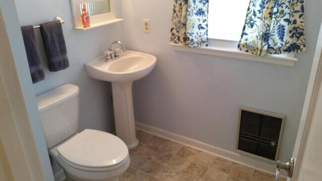 Building Photo - Large 3 bedroom house, washer & dryer, yar...