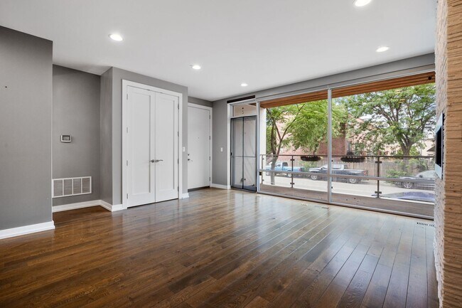 Building Photo - 1821 W Armitage Ave