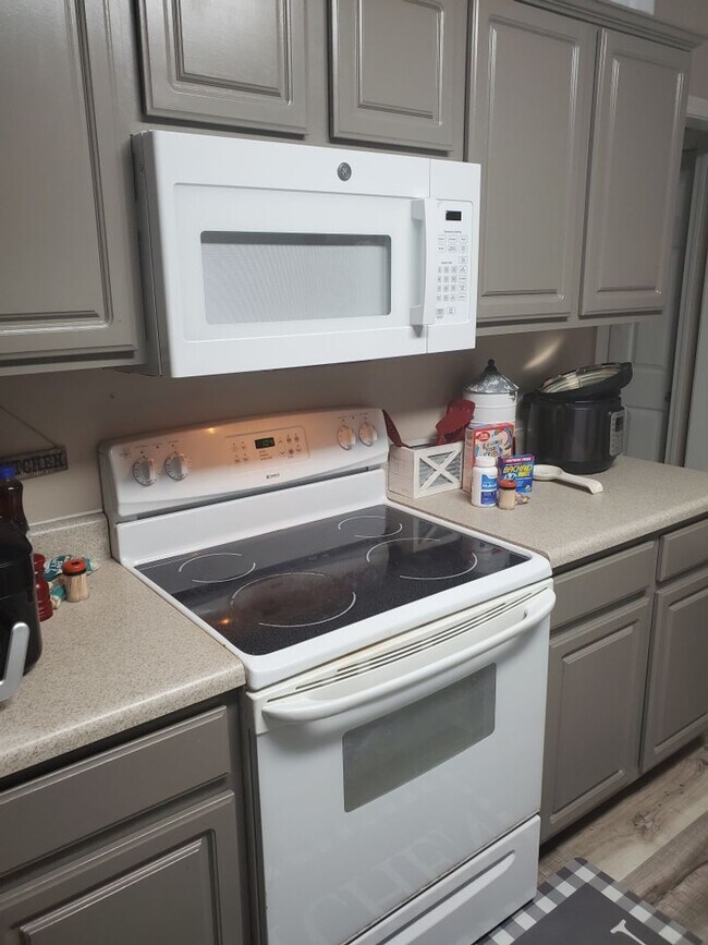 Building Photo - 3 Bedroom - 2.5 Bath Home in the HEART of ...