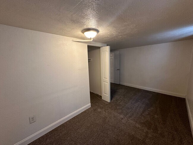 Building Photo - LOCATION LOCATION!! 2-Bed/1-Bath apartment...