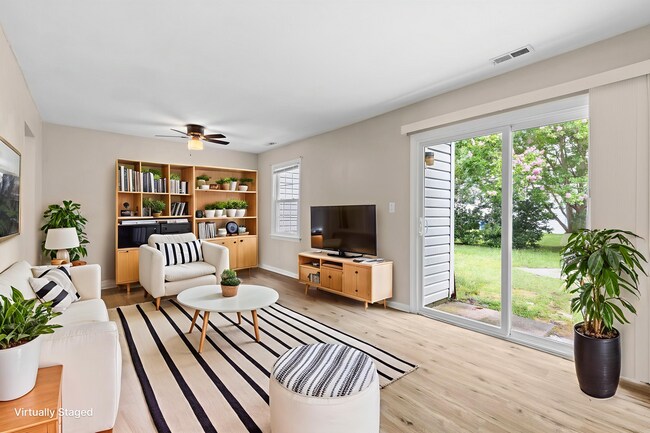 Building Photo - 3BR/1.5BA End-Unit Townhome in Chesapeake—...