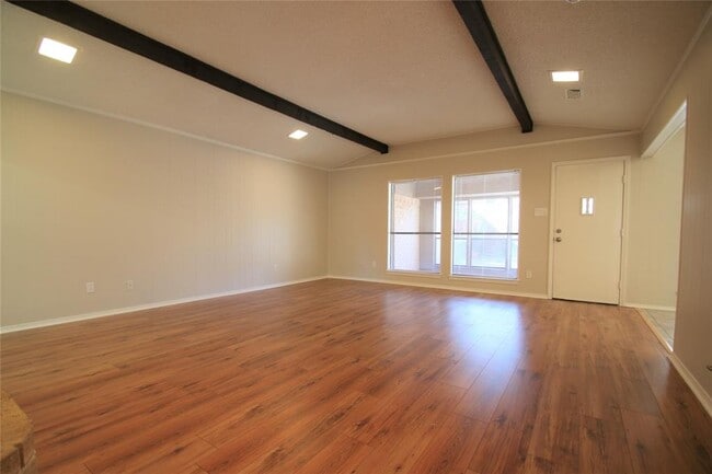 Building Photo - 6950 Fox Ridge Ct