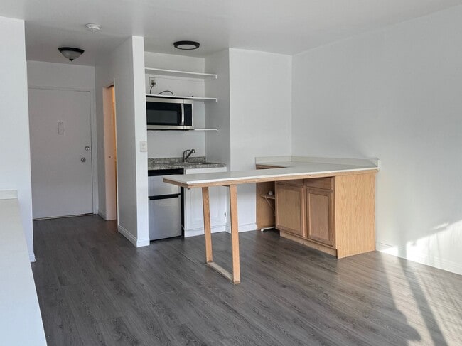 Building Photo - Remodeled Bachelor Apartment in Koreatown!