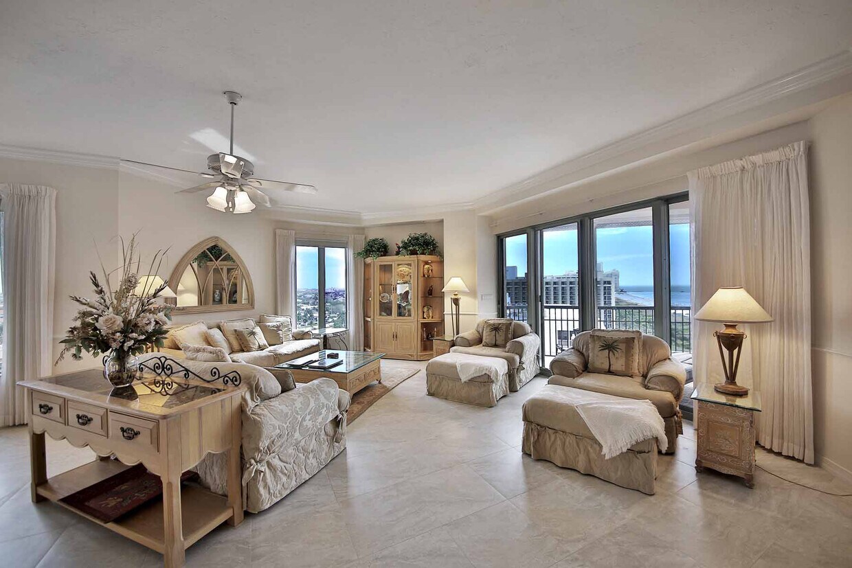 Foto principal - 530 S Collier Blvd