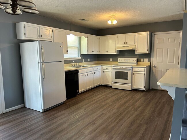 Foto del edificio - 3 bedroom, 2 bath home, with 2 car garage--For Rent. Near Camp Lejeune.