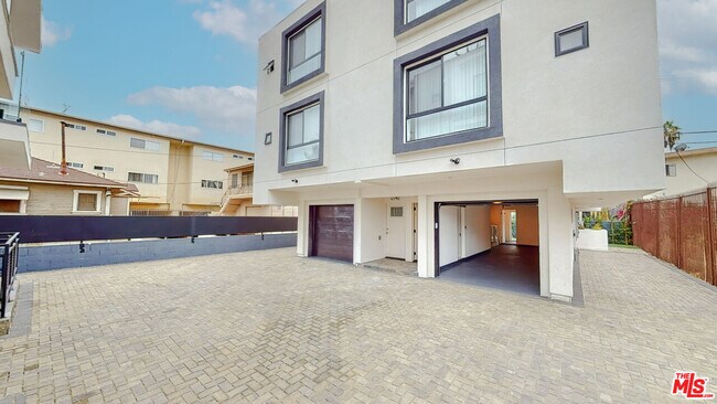 Building Photo - 1214 N Orange Dr