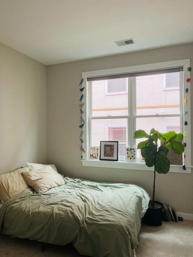 Foto del edificio - 3577 Warder St NW