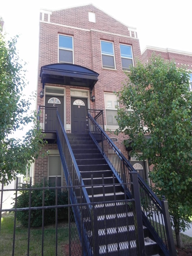 Building Entrance - 753 S Kedzie Ave